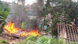 Gubuk di tepian kali Cicatih Cibadak Kabupaten Sukabumi dibakar warga lantaran diduga dijadikan lokasi mesum. (Jabar Memanggil/ P. Haeruman)