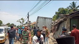 Truk tronton bermuatan galon hantam 3 kendaraan dan rumah di Gekbrong, Cianjur, 2 tewas 7 luka-luka. ( Jabar Memanggil/ Mucklis Bahtiar)