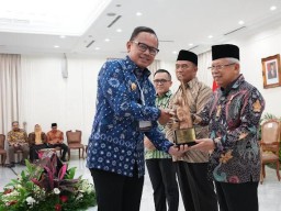 Wali Kota Bogor, Bima Arya saat menerima penghargaan Anugrah Revolusi Mental 2023 untuk Kategori Gerakan Indonesia Bersatu dari Wakil Presiden Maruf Amin di Istana Merdeka Jakarta, Rabu ( 20/12). ( Jabar Memanggil/ Ist)