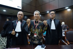 Wakil Walikota Bogor, Dedie A Rachim ( Tengah) di Mahkamah Konstitusi. ( Jabar Memanggil/ IST)