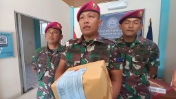 Anggota TNI Angkatan Laut dari Yonif 4 Marinir, berhasil gagalkan pengiriman paket  Ganja seberat 3,3 Kg. (Jabar memanggil/Sidharta Agung) 