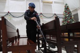 Menggunakan alat pendeteksi, Personil Penjinak Bom Gegana Brimobda Polda Jabar memeriksa bagian- bagian Gereja di Sukabumi pada perayaan natal. ( Jabar Memanggil/ Ist)