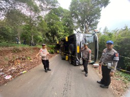 Tak Kuat Menanjak Bus Pariwisata Membawa Anak-Anak Pramuka Terguling di  Bumi Perkemahan Kiara Payung, Sukasari, Sumedang