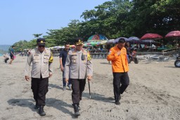 Kapolres Sukabumi AKBP Maruly Pardede saat melakukan pengecekan kondisi keamanan di wilayah pantai Sukabumi jelang libur tahun baru 2024. ( Jabar Memanggil/ Ist)