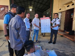 Ketua KPU Sumedang, Ogi Ahmad Fauzi saat menunjukan surat suara DPR RI dan DPRD Provinsi (jabar memanggil/ist). 