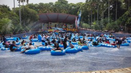 Suasana pengunjung The Jungle saat menikmati kolam ombak ( Jabar Memanggil/ist)