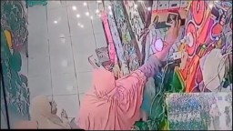 Aksi nekat emak-emak mencuri handphone di toko pakaian terekam CCTV (jabar memanggil/ist) 
