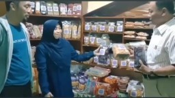Ade Najmuloh Saat Berbincang Dengan Pelaku UMKM Garut. ( Wildan Fadilah)