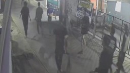 Aksi tawuran dua kelompok dengan menggunakan bom molotov di Depok terekam kamera pengawas. ( Sidharta Agung)