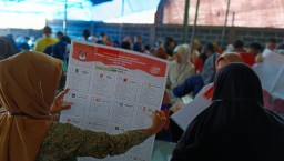 Warga melakukan sortir dan pelipatan surat suara Pemilu 2024, di Gudang Suara KPU Sumedang. (jabar memanggil/husni nursyaf) 