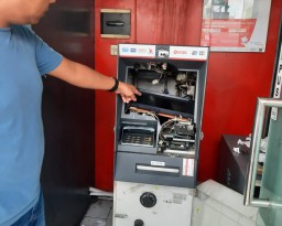 Petugas menunjukan kondisi Mesin ATM yang diduga dirusak pencuri. ( Jabar Memanggil/ IST)