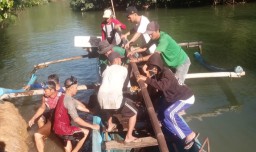Warga berusaha mengevakuasi seorang pemancing yang tenggelam. ( Jabar Memanggil/ ist)
