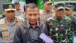 Pj Gubernur Jawa Barat, Bey Machmudin didampingi Kapolda Jabar, Irjen Pol Akhmad Wiyagus dan Pangdam 3 Siliwangi Mayjen TNI Erwin Djatniko saat di wawancara Usai melakukan peninjauan situasi arus lalin di Kawasan Puncak pada libur Nataru, Minggu siang ( 2