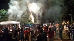Kemeriahan Pengunjung Lingkung Gunung Adventure Camp Bogor, saat menunggu detik- detik malam pergantian tahun dengan di iringi penampilan grup band asal Bogor, Zals Band. ( Jabar Memanggil/ Y. Irawan)