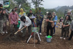 Menteri Lingkungan Hidup dan Kehutanan, Siti Nurbaya bersama Taman Safari Indonesia Bogor saat melakukan penanaman pohon buah di area kaki gunung Gede Pangrango. ( Jabar Memanggil/ IST)