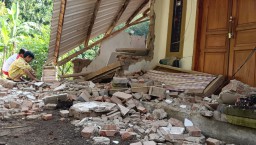 Rumah hancur akibat gempa bumi Sumedang di Cipamempeuk, Sumedang selatan. ( Jabar Memanggil/ Husni Nursyaf)