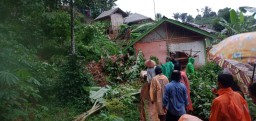 Longsor di Kampung Kasintu, Desa Karyamukti, Kecamatan Cempaka, Cianjur (jabar memanggil/mukhlis bachtiar) 
