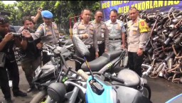 Irjenpol Aan Suhanan, saat meninjau langsung barang bukti knalpot brong hasil operasi satuan lalu lintas Polrestabes Bandung. (Rony) 