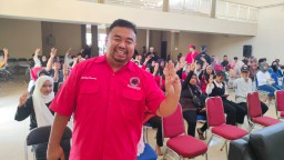 Ketua DPD PDI Perjuangan, Yudha Puja, saat akan membuka pelatihan saksi di Islamic center Garut (Wildan/Jabar memanggil) 