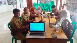 Sejumlah Guru Saat Menumpang di Kantor Desa Untuk Mendapatkan Akses Internet. ( Jabar Memanggil/ Wildan Fadhilah)