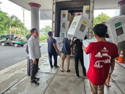 Ketua KPU Sumedang, Ogi Ahmad Fauzi, saat memantau  langsung pendistribusian logistik pemilu di Gor Tajimalela, sumedang (ist) 