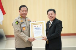 Lembaga Kajian Strategis Kepolisian Indonesia (Lemkapi) memberikan Presisi Award kepada Kepala Rumah Sakit Sartika Asih Kombes Pol Nelson Situmorang (ist)