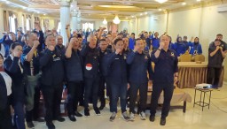 Ketua DPW Nasdem Jabar, Saan Mustofa saat foto bersama calon legislatif  DPRD Kabupaten, DPRD Provinsi, hingga DPR RI (Jabar memanggil/husni Nursyaf) 