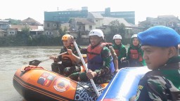 Didampingi Dandim 0606 Kota Bogor, Kolonel Inf Fikri Ferdian, Danrem 061/ SK Brigjen TNI Faisol Izuddin Karimi memberikan arahan dan sosialisasi terkait bahayanya membuang sampah di Kali kepada masyarakat di bantara kali Cisadane. ( Jabar Memanggil/ Y. Ir