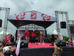 Raffi Ahmad dan Istrinya Nagita Slavina saat berada di Panggung Kampanye di Lapangan Siliwangi Kota Bogor mendukung Adik iparnya Andika Abdillah Soerya Sapardi Rosadi, Caleg DPR RI dapil Jabar 3 Kota Bogor- Kabupaten Cianjur. ( Jabar Memanggil/ IST)