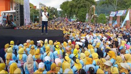 Mantan kader PDIP Maruarar Sirait berkampanye di Alun alun Sumedang serukan dukungan untuk Calon Presiden Prabowo Subianto dan Gibran Rakabuming Raka. ( Jabar Memanggil/ Husni Nursyaf)
