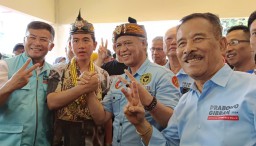 Cawapres nomor urut 02 Prabowo-Gibran saat berfoto dengan manajer Persib H. Umuh Muchtar.  ( Jabar Memanggil/ Husni Nursyaf)