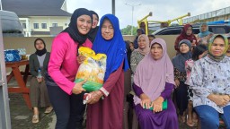 Bhayangkari Polres Sumedang Fasilitasi Warga Mendapat Beras Dengan Harga Murah