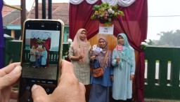 Warga setelah mencoblos, langsung melakukan foto dengan spot pernikahan (husni nursyaf/jabar memanggil) 