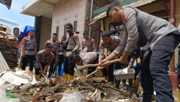 Sejumlah anggota Kepolisian dari Dalmas Polres Sumedang, Membersihkan  Puing-puing Bangunan pasca bencana angin tornado (jabar memanggil/husni nursyaf)