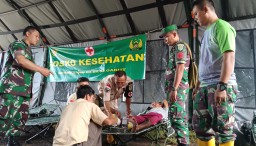 Tim medis Korem 062 Tarumanagara memberikan bantuan kesehatan kepada warga korban bencana angin puting beliung. (Husni nursyaf/jabar memanggil) 
