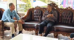 Komisaris Persib Bandung, H. Umuh Muchtar, saat berbincang dengan salah satu wartawan. (Husni nursyaf/jabar memanggil) 
