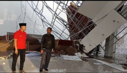 Warga saat melihat kondisi masjid yang rusak akibat diterjang angin puting beliung (husni nursyaf/jabar memanggil) 