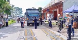 Operasi Lodaya 2024: Polres Garut Gelar Razia Kendaraan Sumbu Tiga Gunakan Inovasi Timbang Portable