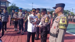 Pj Bupati Sumedang Herman Suryatman, saat memberikan penghargaan kepada anggota Bhabinkamtibmas Polres Sumedang. (Jabar memanggil/husni nursyaf) 