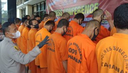 Kapolres Sumedang AKBP Joko Dwi Harsono saat mengiterograsi tersangka penyalahgunaan narkotika (husni nursyaf/jabar memanggil) 