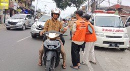 LDII Provinsi Jawa Barat, saat membagikan takjil ke penguna jalan (husni nursyaf/jabar memanggil