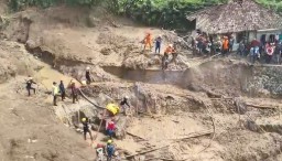 Tim gabungan terus melakukan pencarian,   terhadap 9 orang warga yang masih tertimbun material longsor. (Ist) 