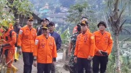 Kepala Badan Nasional Pencarian dan Pertolongan Nasional Marsekal Madya TNI Kusworo saat meninjau bencana tanah longsor di Desa Cibenda Kab. Bandung Barat (ist) 
