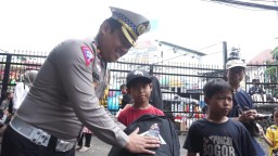 Satuan Lalulintas Polresta Bogor Kota Bagikan THR kepada Pengunjung Kebun Raya
