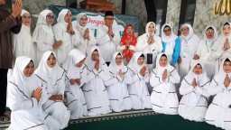 Maju Pilkada Garut, Dudung Sudiana Disambut Hangat Emak-emak Pengajian