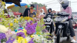 Jelang Lebaran Penjual Bunga Diserbu Pembeli