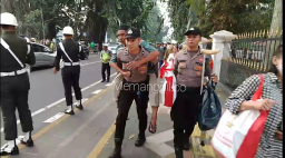 Aksi heroik anggota Kepolisian Resort Bogor Kota, Bripda Tegar Rizal Efendi Siregar bersama rekannya mendapat sorotan saat membantu Menggendong seorang Kakek yang ikut mengantre pendistribusian Sembako oleh Presiden Jokowi di depan Istana Bogor, Minggu So