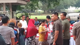 Presiden Jokowi mengenakan kaos berwarna putih turut hadir menyaksikan dan menyapa warga saat Istana mendistribusikan paket sembako di depan Istana Bogor. Minggu Sore ( 07/04/2024). (Jabar memanggil/ Y. Irawan).