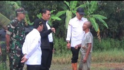 Menteri Pertanian Andi Arman Sulaiman, saat berbincang langsung dengan petani  Desa Marongge, Kecamatan Tomo, Kabupaten Sumedang. (Jabar memanggil/husni nursyaf) 
