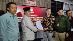 Bakal Calon Bupati Aceng HM Fikri dan Wakil Bupati Garut Dudi Darmawan Saat Memberikan Berkas Dukungan Jalur Independen Kepada KPUD Garut. ( Jabar Memanggil/ Wildan)